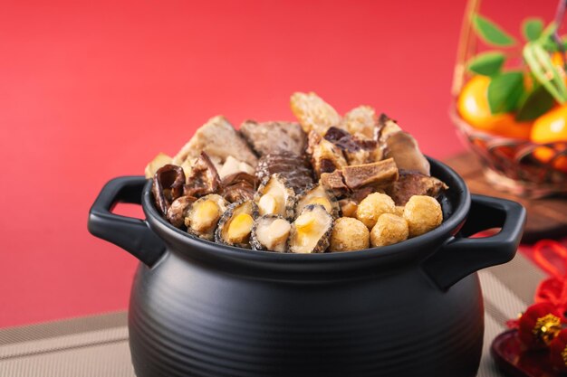 Foto comida tradicional del año nuevo lunar chino buda salta por encima de la pared plato de sopa china temptación de buda llamado fo tiao qiang de cerca