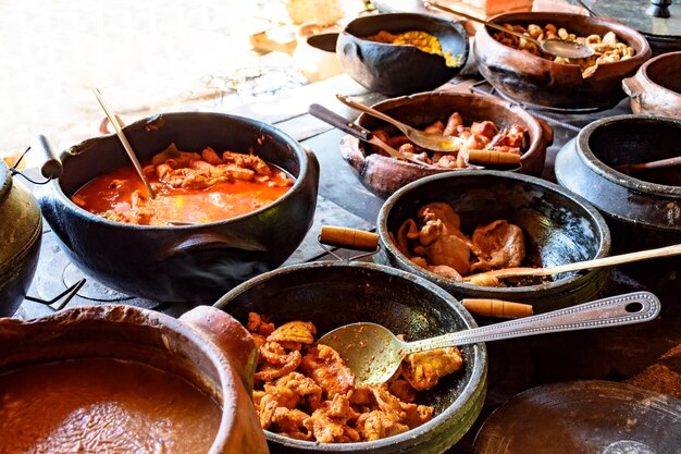 Comida tradicional brasileira da região de Minas Gerais sendo preparada em vasos de barro