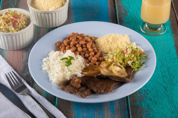 Foto comida tradicional brasileira prato saboroso almoço caseiro.