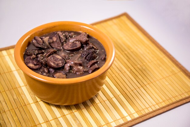 Comida tradicional brasileña de feijoada.