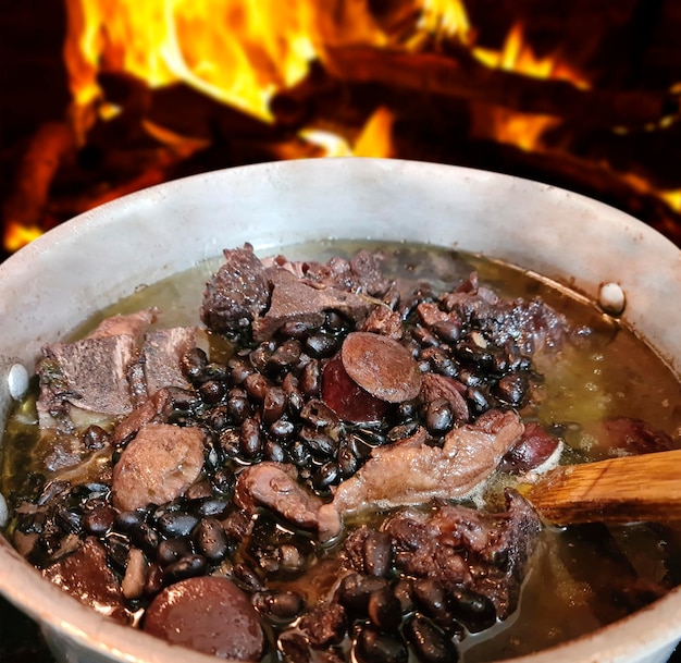 Comida tradicional brasileña llamada feijoada Frijoles negros con carne de cerdo