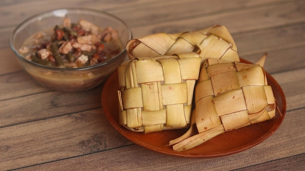 Comida tradicional de celebración durante Eid alFitr y Eid alAdha en Indonesia