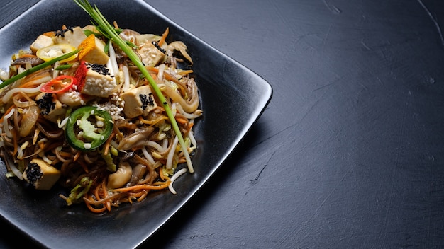 Comida tradicional chinesa. dieta balanceada. nutrição saudável. farinha de salada de cogumelos de brotos de trigo de vegetais. copie o conceito de espaço