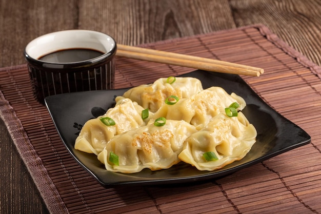 Comida tradicional chinesa e japonesa de gyoza ou jiaozi