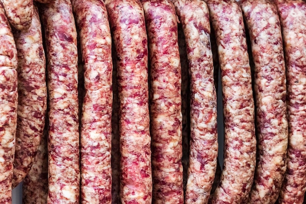 Comida tradicional Chorizo casero en una carnicería Salchichas de cerdo y ternera