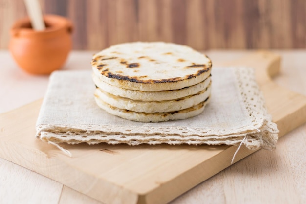 Comida tradicional colombiana de arepa de milho