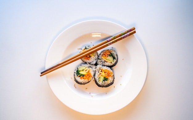 Comida tradicional coreana artesanal kimbap