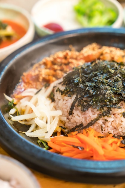 Foto comida tradicional coreana (bibimbap)