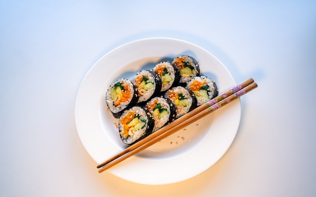 comida tradicional coreana hecha a mano Kimbap