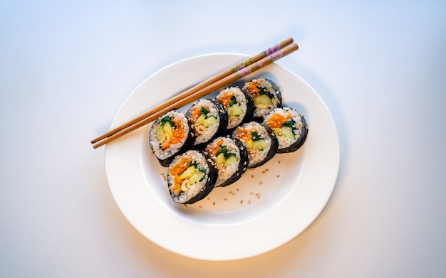 comida tradicional coreana hecha a mano Kimbap