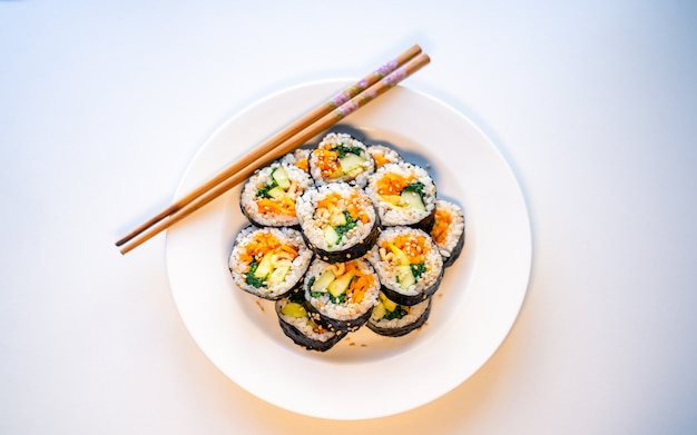 comida tradicional coreana hecha a mano Kimbap