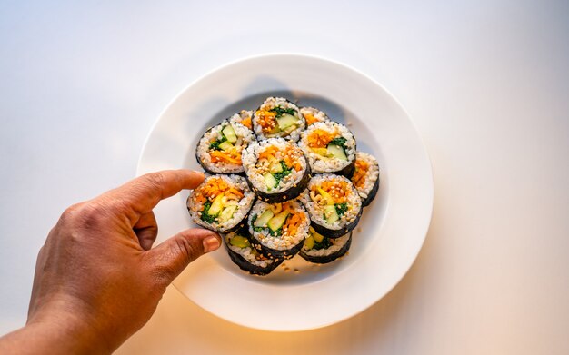 comida tradicional coreana hecha a mano Kimbap