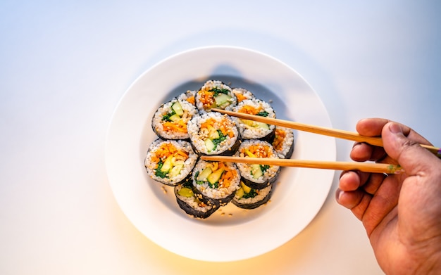 comida tradicional coreana hecha a mano Kimbap