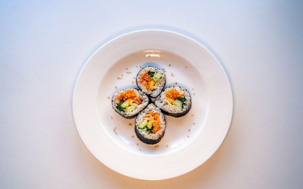 comida tradicional coreana hecha a mano Kimbap