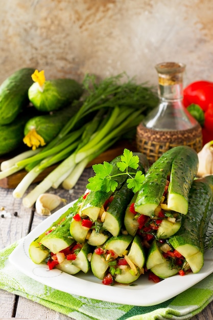 Comida tradicional coreana Kimchi Pepino Pepinos marinados con relleno de verduras