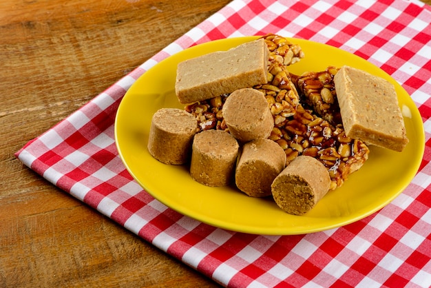 Comida tradicional da festa junina. comida brasileira. doces na mesa de madeira