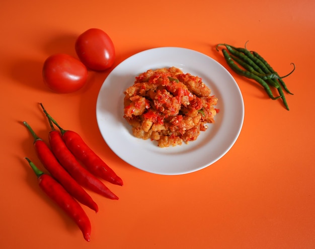 Comida tradicional da Indonésia com matérias-primas e especiarias selecionadas. Frango apimentado