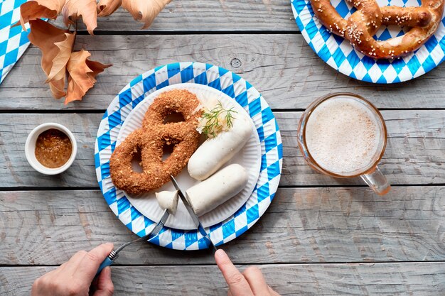 Comida tradicional da Oktoberfest e cerveja, plana colocar na mesa de madeira