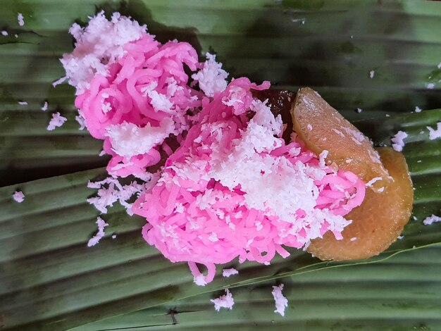 Comida tradicional de Jepara, ou seja, Gethuk putu mayang gendar misto, que recebe coco ralado