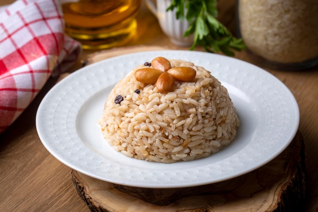 Comida tradicional y deliciosa turca Pilaf de arroz de almendra Nombre turco Bademli pirinc pilavi