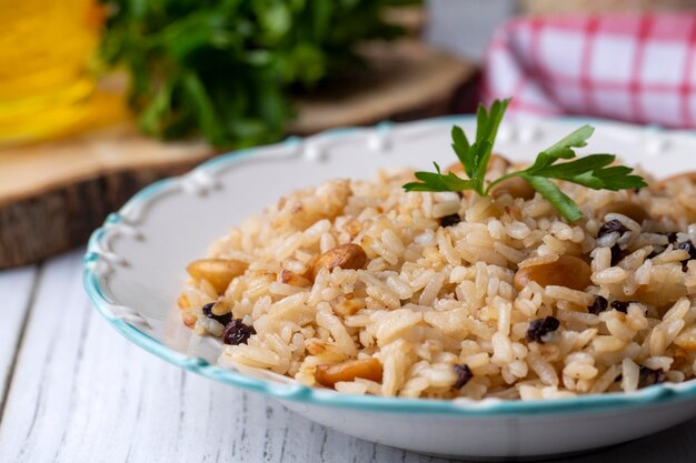 Foto comida tradicional e deliciosa turca; pilaf de arroz de amêndoa (nome turco; bademli pirinc pilavi)