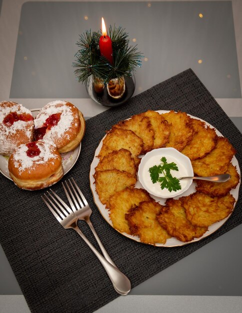 Comida tradicional em Hanukkah batatas fritas Donuts