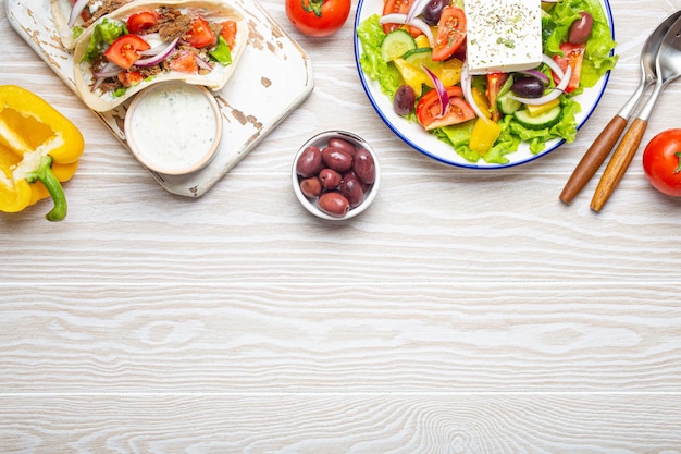 Comida tradicional griega ensalada griega giros con carne y