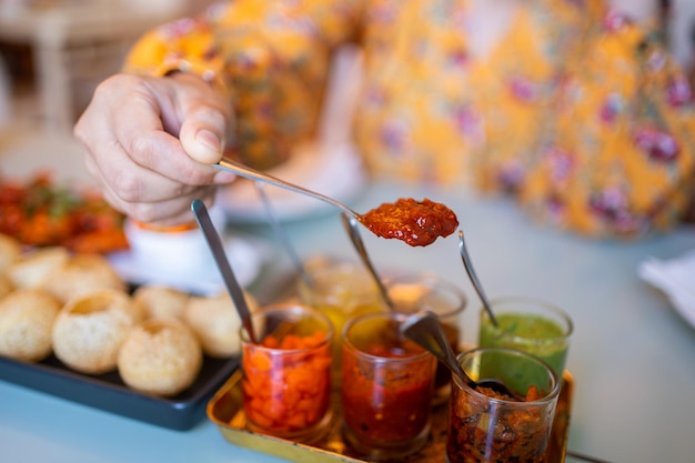 Comida tradicional indiana Conjunto de chutney Chaat e Sev Puri doce data tamarindo coentro hortelã verde pimenta vermelha alho manga