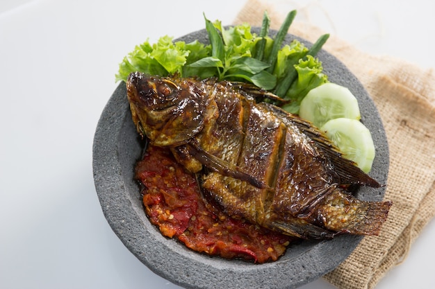 Comida tradicional indonésia com peixes servidos com sambal picante