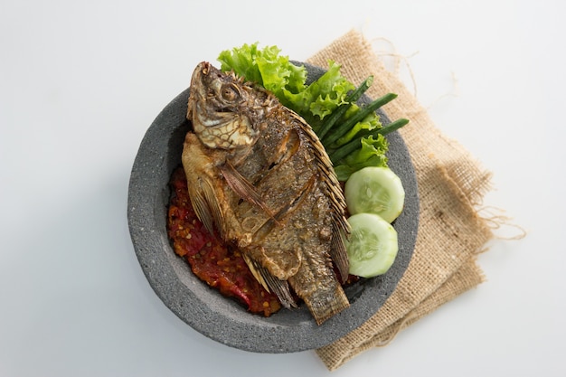 Comida tradicional de Indonesia con pescado servido con sambal picante