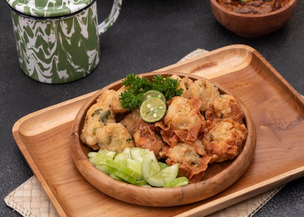 Comida tradicional indonesia en un plato llamado batagor. enfoque selectivo