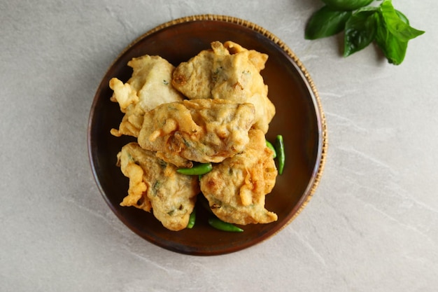 Comida tradicional indonesia Tofu frito Tahu goreng o tahu Isi servido con salsa de maní