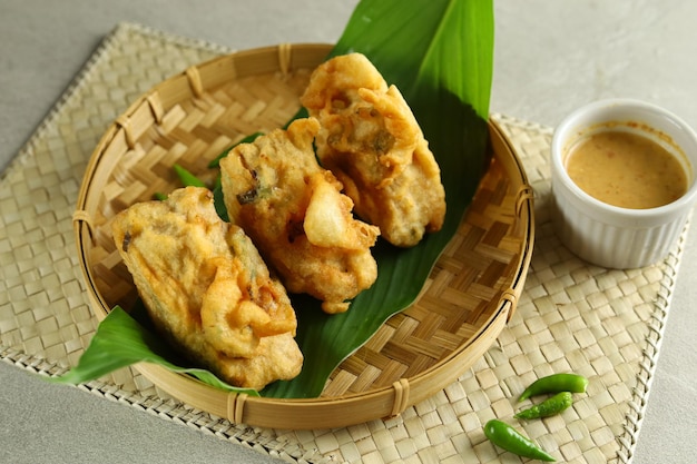 Comida tradicional indonesia Tofu frito Tahu goreng o tahu Isi servido con salsa de maní