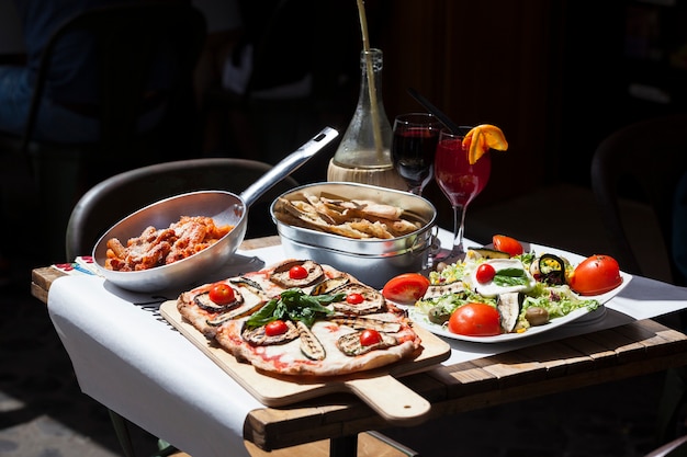 Comida tradicional italiana en restaurante al aire libre