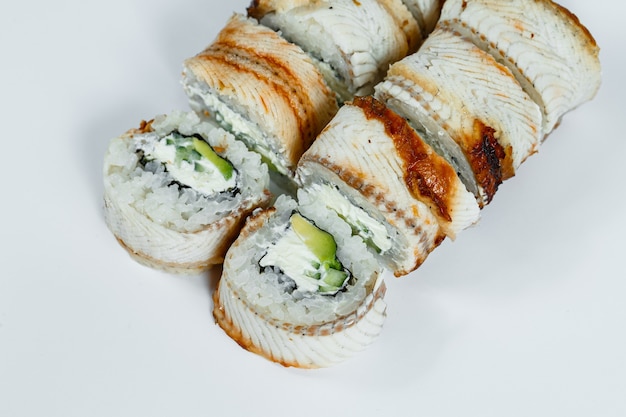 Comida tradicional japonesa. Rolinhos de sushi clássicos com enguia fresca e cream cheese e caviar