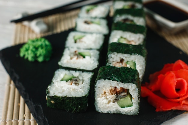 Comida tradicional japonesa sushi maki frutos do mar conceito saudável