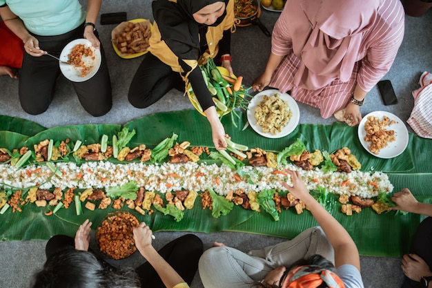 Comida tradicional javanesa en hoja de plátano