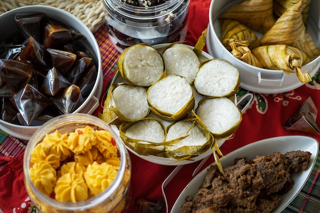 Foto comida tradicional malaya y galletas durante el ramadán y eid mubarak hari raya aidilfitri
