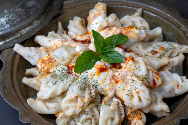 Comida tradicional manti en la vista superior de la placa El concepto de cocina oriental Comida uzbeka manty dumplings Nombre turco hinkel mantisi