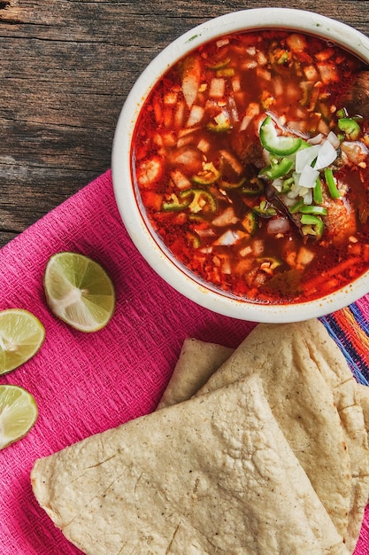 Foto comida tradicional mexicana, caldo de menudo