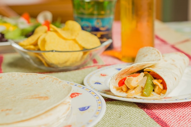 Comida tradicional mexicana com frango fajita