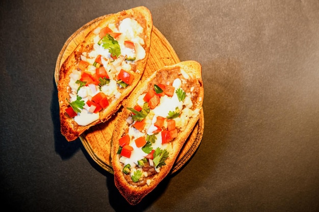 Comida tradicional mexicana Molletes com tomate e pimentão de queijo de feijão de pão