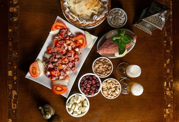 Comida tradicional de Oriente Medio. Comida libanesa. Ensalada árabe de carne cruda, vidrio berr, kibbeh, tomates, vista superior