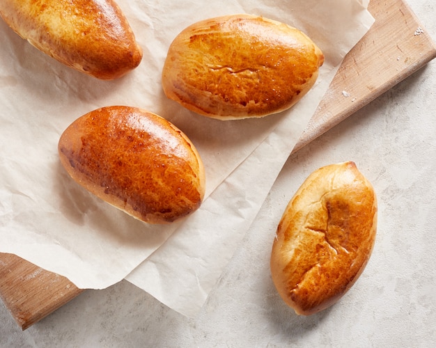 Foto comida tradicional russa. pão quente com batata