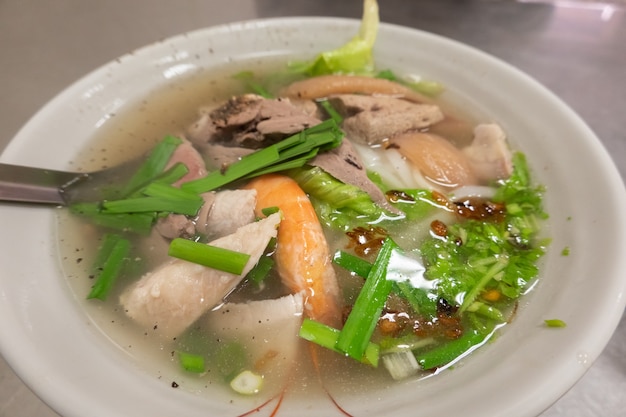 Comida tradicional de sopa de fideos taiwanesa variada en un restaurante en Taiwán