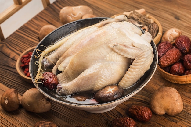 Foto comida tradicional: sopa de pollo con ginseng,