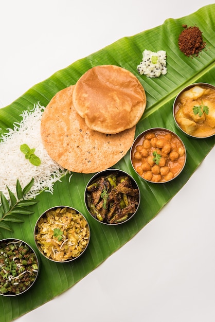 Comida tradicional del sur de la India o comida servida en una gran hoja de plátano, plato de comida o thali completo. enfoque selectivo