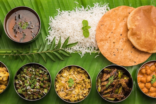 Comida tradicional del sur de la India o comida servida en una gran hoja de plátano, plato de comida o thali completo. enfoque selectivo