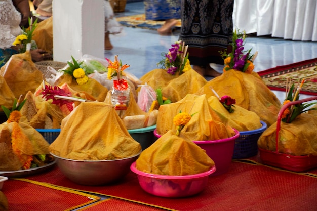 La comida tradicional sureña y el refrigerio dulce del festival del décimo mes lunar o Sat Duan Sip merecen la ofrenda al espíritu ancestral y al fantasma hambriento preta en el templo Wat Khuan Maphrao en Phatthalung Tailandia