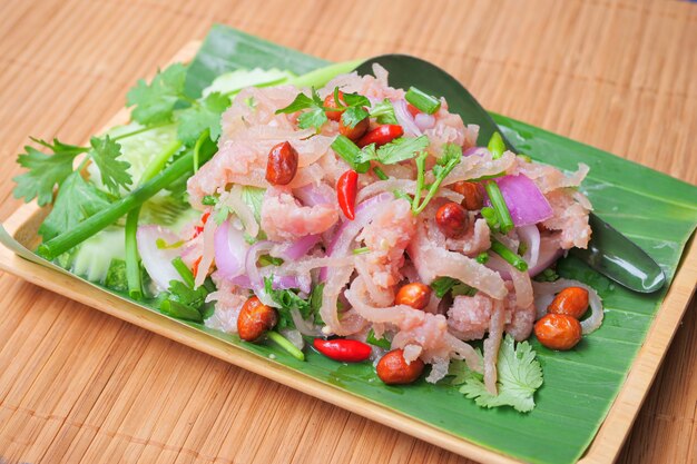 Comida tradicional tailandesa fermentada de porco moída, pimentões vermelhos e verdes frescos